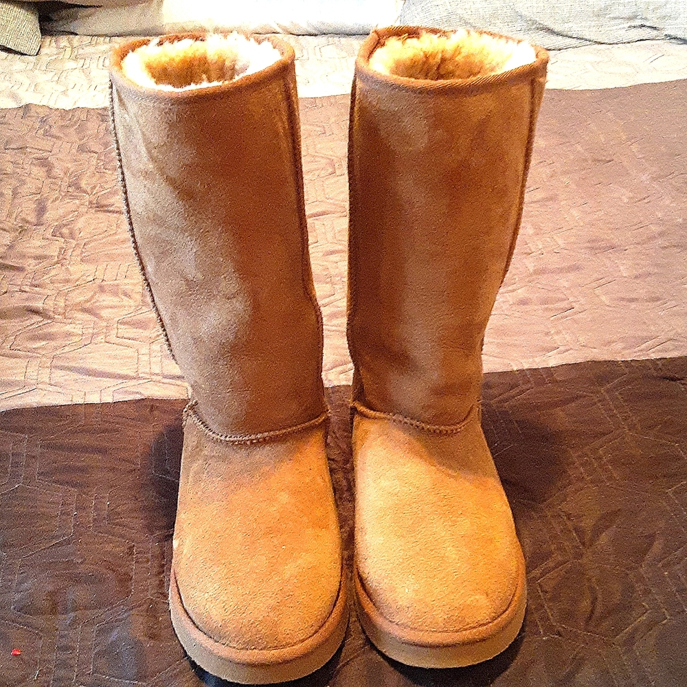 UGGS TAN SUEDE BOOTS SIZE 10 1/2M -11M